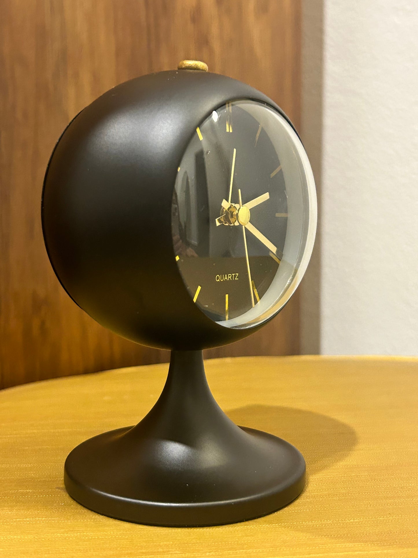 Mid Century replica table clock atomic style light black gold dial