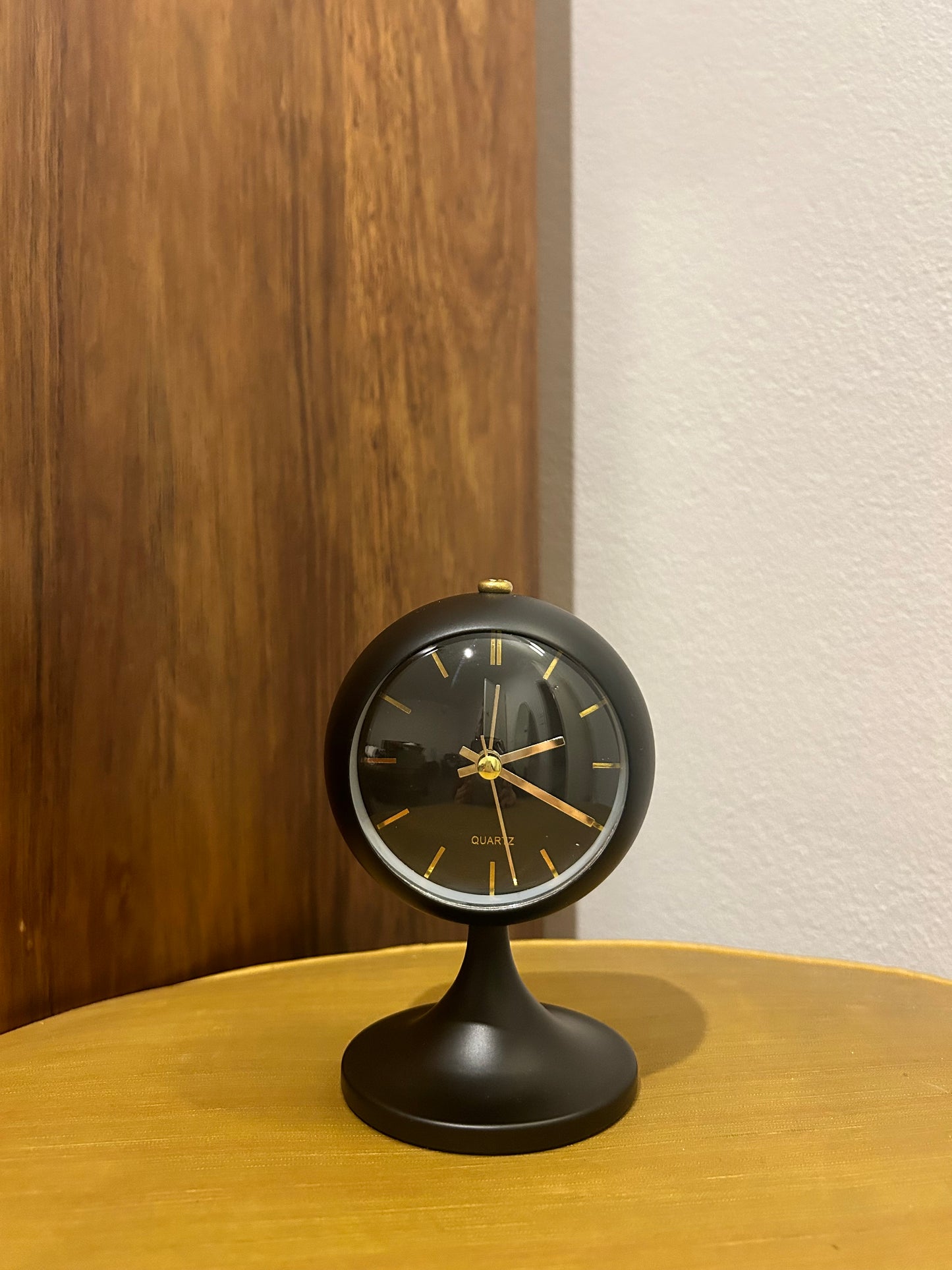 Mid Century replica table clock atomic style light black gold dial