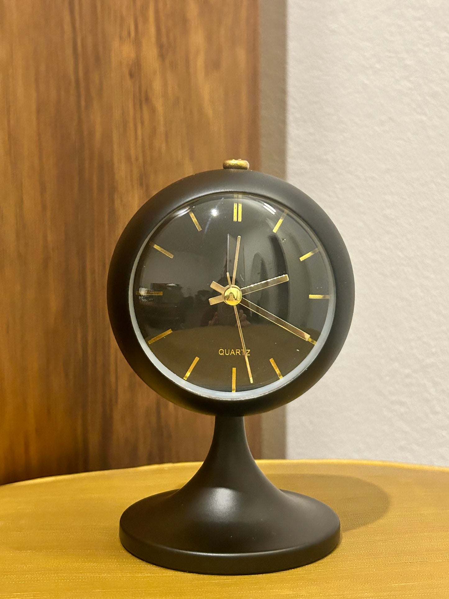 Mid Century replica table clock atomic style light black gold dial