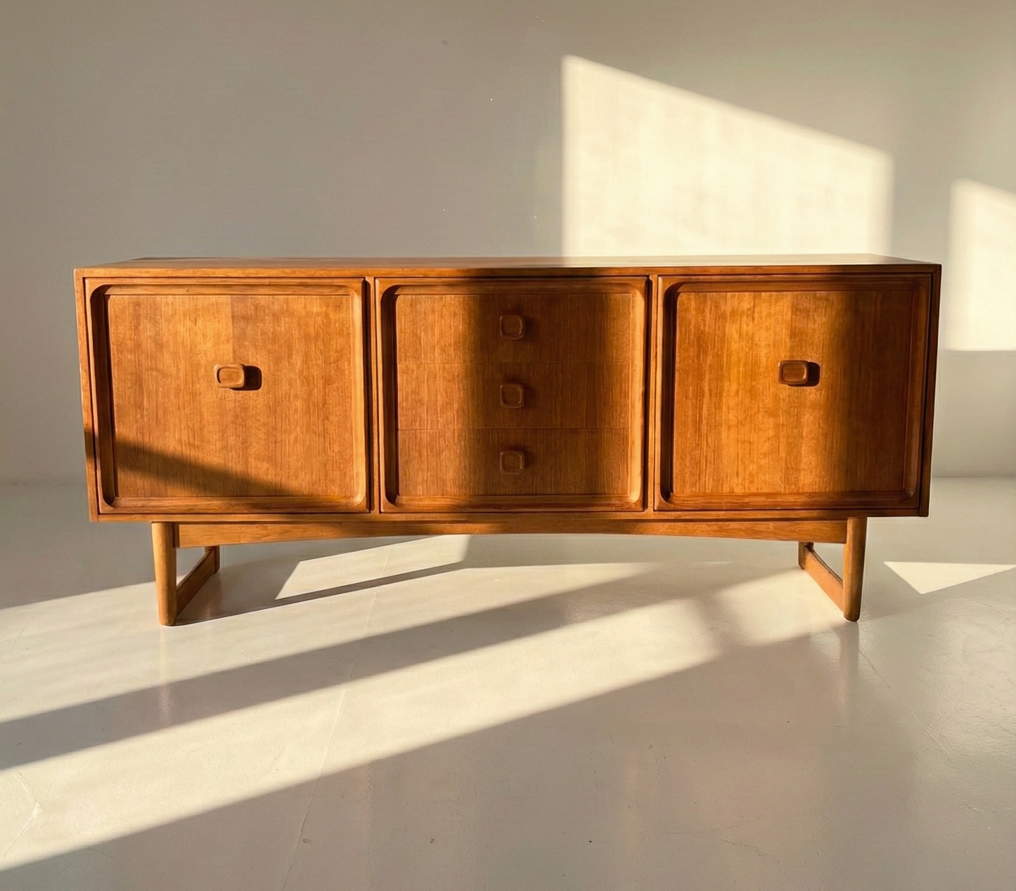 Mid Century Parker Sleigh Sideboard LP cabinet Golden Teak retro storage unit